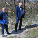 Międzygórz, gm. Lipnik. Ruiny zamku. Na zdjęciu (od lewej) dr Magdalena Żurek z Instytutu Archeologii UKSW i Andrzej Grządziel, wójt Lipnika / Emilia Sitarska / Radio Kielce