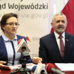 Podsumowanie działań związanych ze 100 leciem Niepodległej. Konferencja prasowa w urzędzie wojewódzkim. Na zdjęciu (od lewej): Agata Wojtyszek, wojewoda świętokrzyski i Kazimierz Mądzik, świętokrzyski kurator oświaty / Marzena Mąkosa / Radio Kielce