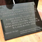 Tablica upamiętniająca pobyt w Kielcach taty Jana Pawła II - Karola Wojtyły seniora / Marzena Mąkosa / Radio Kielce