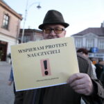 Strajk nauczycieli - pikieta przed Urzędem Miasta / Marzena Mąkosa / Radio Kielce