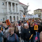 Strajk nauczycieli - pikieta przed Urzędem Miasta / Marzena Mąkosa / Radio Kielce