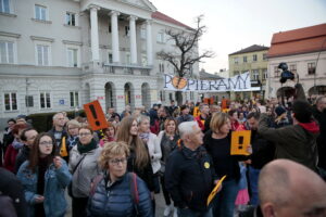 Strajk nauczycieli - pikieta przed Urzędem Miasta / Marzena Mąkosa / Radio Kielce