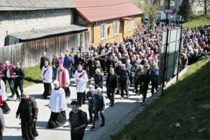 Nowa Słupia. Droga Krzyżowa na Święty Krzyż / Marzena Mąkosa / Radio Kielce