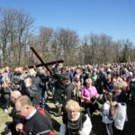 Nowa Słupia. Droga Krzyżowa na Święty Krzyż / Marzena Mąkosa / Radio Kielce