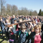 Nowa Słupia. Droga Krzyżowa na Święty Krzyż / Marzena Mąkosa / Radio Kielce