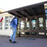 Manifestacja uczniów przed Zespołem Szkół Przemysłu Spożywczego / Marzena Mąkosa / Radio Kielce