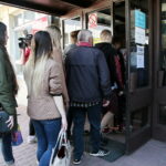 Manifestacja uczniów przed Zespołem Szkół Przemysłu Spożywczego / Marzena Mąkosa / Radio Kielce