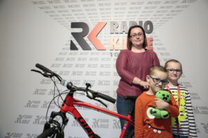 Pani Iwona z synami odebrali rower / Marzena Mąkosa / Radio Kielce