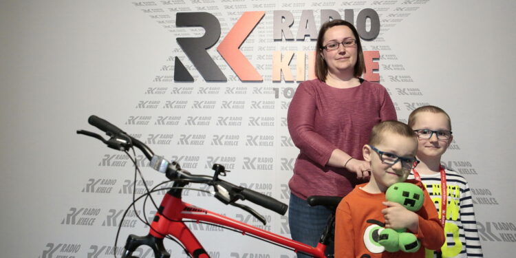 Pani Iwona z synami odebrali rower / Marzena Mąkosa / Radio Kielce