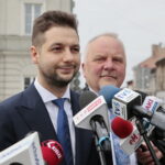 Konferencja Patryka Jakiego - wiceministra sprawiedliwości na kieleckim Rynku. Na zdjęciu (od lewej): Patryk Jaki - wiceminister sprawiedliwości i Grzegorz Banaś - przewodniczący Komisji Strategii Promocji i Współpracy z Zagranicą / Marzena Mąkosa / Radio Kielce