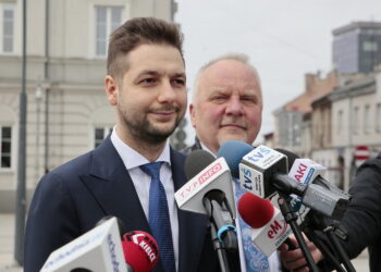 Konferencja Patryka Jakiego - wiceministra sprawiedliwości na kieleckim Rynku. Na zdjęciu (od lewej): Patryk Jaki - wiceminister sprawiedliwości i Grzegorz Banaś - przewodniczący Komisji Strategii Promocji i Współpracy z Zagranicą / Marzena Mąkosa / Radio Kielce