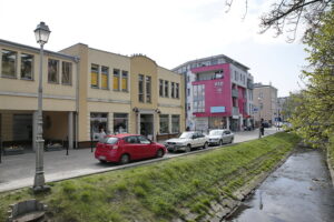 Parkujące samochody na ulicy Planty / Marzena Mąkosa / Radio Kielce