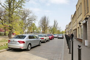 Parkujące samochody na ulicy Planty / Marzena Mąkosa / Radio Kielce