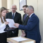 Rozstrzygnięcie konkursu wiedzy o Solidarności z udziałem przewodniczącego NSZZ Solidarność Piotra Dudy. Nagrody wręczają (od lewej): Waldemar Bartosz - przewodniczący świętokrzyskiej "Solidarności", Piotr Duda - przewodniczący NSZZ „Solidarność” i Kazimierz Mądzik - świętokrzyski kurator oświaty / Marzena Mąkosa / Radio Kielce