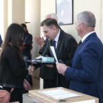 Rozstrzygnięcie konkursu wiedzy o Solidarności z udziałem przewodniczącego NSZZ Solidarność Piotra Dudy. Nagrody wręczają (od lewej): Piotr Duda - przewodniczący NSZZ „Solidarność” i Kazimierz Mądzik - świętokrzyski kurator oświaty / Marzena Mąkosa / Radio Kielce