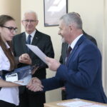 Rozstrzygnięcie konkursu wiedzy o Solidarności z udziałem przewodniczącego NSZZ Solidarność Piotra Dudy. Nagrody wręczają (od lewej): Waldemar Bartosz - przewodniczący świętokrzyskiej "Solidarności" i Kazimierz Mądzik - świętokrzyski kurator oświaty / Marzena Mąkosa / Radio Kielce