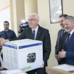 Rozstrzygnięcie konkursu wiedzy o Solidarności z udziałem przewodniczącego NSZZ Solidarność Piotra Dudy. Nagrody wręczają (od lewej): Waldemar Bartosz - przewodniczący świętokrzyskiej "Solidarności", Piotr Duda - przewodniczący NSZZ „Solidarność” i Kazimierz Mądzik - świętokrzyski kurator oświaty / Marzena Mąkosa / Radio Kielce