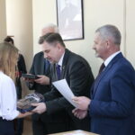 Rozstrzygnięcie konkursu wiedzy o Solidarności z udziałem przewodniczącego NSZZ Solidarność Piotra Dudy. Nagrody wręczają (od lewej): Piotr Duda - przewodniczący NSZZ „Solidarność” i Kazimierz Mądzik - świętokrzyski kurator oświaty / Marzena Mąkosa / Radio Kielce