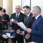 Rozstrzygnięcie konkursu wiedzy o Solidarności z udziałem przewodniczącego NSZZ Solidarność Piotra Dudy. Nagrody wręczają (od lewej): Waldemar Bartosz - przewodniczący świętokrzyskiej "Solidarności", Piotr Duda - przewodniczący NSZZ „Solidarność” i Kazimierz Mądzik - świętokrzyski kurator oświaty / Marzena Mąkosa / Radio Kielce