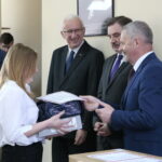 Rozstrzygnięcie konkursu wiedzy o Solidarności z udziałem przewodniczącego NSZZ Solidarność Piotra Dudy. Nagrody wręczają (od lewej): Waldemar Bartosz - przewodniczący świętokrzyskiej "Solidarności", Piotr Duda - przewodniczący NSZZ „Solidarność” i Kazimierz Mądzik - świętokrzyski kurator oświaty / Marzena Mąkosa / Radio Kielce