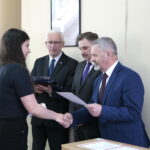 Rozstrzygnięcie konkursu wiedzy o Solidarności z udziałem przewodniczącego NSZZ Solidarność Piotra Dudy. Nagrody wręczają (od lewej): Waldemar Bartosz - przewodniczący świętokrzyskiej "Solidarności", Piotr Duda - przewodniczący NSZZ „Solidarność” i Kazimierz Mądzik - świętokrzyski kurator oświaty / Marzena Mąkosa / Radio Kielce