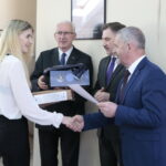 Rozstrzygnięcie konkursu wiedzy o Solidarności z udziałem przewodniczącego NSZZ Solidarność Piotra Dudy. Nagrody wręczają (od lewej): Waldemar Bartosz - przewodniczący świętokrzyskiej "Solidarności", Piotr Duda - przewodniczący NSZZ „Solidarność” i Kazimierz Mądzik - świętokrzyski kurator oświaty / Marzena Mąkosa / Radio Kielce