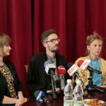 Konferencja prasowa przed premierą "Psychozy". Na zdjęciu (od lewej): Magda Kupryjanowicz - tekst i dramaturgia, Tomasz Węgorzewski - reżyser i Anna Kłos - aktorka / Marzena Mąkosa / Radio Kielce