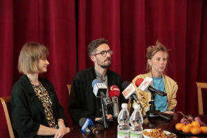 Konferencja prasowa przed premierą "Psychozy". Na zdjęciu (od lewej): Magda Kupryjanowicz - tekst i dramaturgia, Tomasz Węgorzewski - reżyser i Anna Kłos - aktorka / Marzena Mąkosa / Radio Kielce