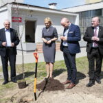 Zarząd Województwa Świętokrzyskiego włączył się w akcję Bijemy Zielony Rekord Polski! Obok Urzędu Marszałkowskiego, przy budynku dawnej biblioteki marszałek Andrzej Bętkowski, wicemarszałek Renata Janik oraz członkowie Zarządu Województwa Marek Jońca, Marek Bogusławski i Mariusz Gosek posadzili  5 migdałowców różowych / Marzena Mąkosa / Radio Kielce