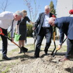 Zarząd Województwa Świętokrzyskiego włączył się w akcję Bijemy Zielony Rekord Polski! Obok Urzędu Marszałkowskiego, przy budynku dawnej biblioteki marszałek Andrzej Bętkowski, wicemarszałek Renata Janik oraz członkowie Zarządu Województwa Marek Jońca, Marek Bogusławski i Mariusz Gosek posadzili  5 migdałowców różowych / Marzena Mąkosa / Radio Kielce