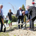 Zarząd Województwa Świętokrzyskiego włączył się w akcję Bijemy Zielony Rekord Polski! Obok Urzędu Marszałkowskiego, przy budynku dawnej biblioteki marszałek Andrzej Bętkowski, wicemarszałek Renata Janik oraz członkowie Zarządu Województwa Marek Jońca, Marek Bogusławski i Mariusz Gosek posadzili  5 migdałowców różowych / Marzena Mąkosa / Radio Kielce