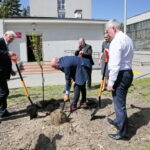 Zarząd Województwa Świętokrzyskiego włączył się w akcję Bijemy Zielony Rekord Polski! Obok Urzędu Marszałkowskiego, przy budynku dawnej biblioteki marszałek Andrzej Bętkowski, wicemarszałek Renata Janik oraz członkowie Zarządu Województwa Marek Jońca, Marek Bogusławski i Mariusz Gosek posadzili  5 migdałowców różowych / Marzena Mąkosa / Radio Kielce
