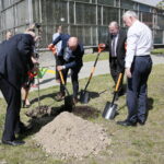 Zarząd Województwa Świętokrzyskiego włączył się w akcję Bijemy Zielony Rekord Polski! Obok Urzędu Marszałkowskiego, przy budynku dawnej biblioteki marszałek Andrzej Bętkowski, wicemarszałek Renata Janik oraz członkowie Zarządu Województwa Marek Jońca, Marek Bogusławski i Mariusz Gosek posadzili  5 migdałowców różowych / Marzena Mąkosa / Radio Kielce