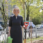 Zarząd Województwa Świętokrzyskiego włączył się w akcję Bijemy Zielony Rekord Polski! Obok Urzędu Marszałkowskiego, przy budynku dawnej biblioteki marszałek Andrzej Bętkowski, wicemarszałek Renata Janik oraz członkowie Zarządu Województwa Marek Jońca, Marek Bogusławski i Mariusz Gosek posadzili  5 migdałowców różowych / Marzena Mąkosa / Radio Kielce