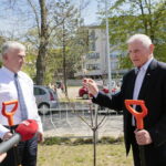 Zarząd Województwa Świętokrzyskiego włączył się w akcję Bijemy Zielony Rekord Polski! Obok Urzędu Marszałkowskiego, przy budynku dawnej biblioteki marszałek Andrzej Bętkowski, wicemarszałek Renata Janik oraz członkowie Zarządu Województwa Marek Jońca, Marek Bogusławski i Mariusz Gosek posadzili  5 migdałowców różowych / Marzena Mąkosa / Radio Kielce