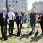 Zarząd Województwa Świętokrzyskiego włączył się w akcję Bijemy Zielony Rekord Polski! Obok Urzędu Marszałkowskiego, przy budynku dawnej biblioteki marszałek Andrzej Bętkowski, wicemarszałek Renata Janik oraz członkowie Zarządu Województwa Marek Jońca, Marek Bogusławski i Mariusz Gosek posadzili  5 migdałowców różowych / Marzena Mąkosa / Radio Kielce