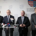 Konferencja prasowa w Urzędzie Marszałkowskim. Andrzej Pruś i Mirosław Gębski rezygnują z funkcji w ROT. Na zdjęciu (od lewej): Andrzej Pruś - przewodniczący Sejmiku Województwa Świętokrzyskiego, Andrzej Bętkowski - marszałek województwa świętokrzyskiego, Krzysztof Lipiec - poseł PiS i Mirosław Gębski - starosta kielecki / Marzena Mąkosa / Radio Kielce