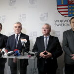 Konferencja prasowa w Urzędzie Marszałkowskim. Andrzej Pruś i Mirosław Gębski rezygnują z funkcji w ROT. Na zdjęciu (od lewej): Andrzej Pruś - przewodniczący Sejmiku Województwa Świętokrzyskiego, Andrzej Bętkowski - marszałek województwa świętokrzyskiego, Krzysztof Lipiec - poseł PiS i Mirosław Gębski - starosta kielecki / Marzena Mąkosa / Radio Kielce