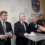 Konferencja prasowa w Urzędzie Marszałkowskim. Andrzej Pruś i Mirosław Gębski rezygnują z funkcji w ROT. Na zdjęciu (od lewej): Andrzej Pruś - przewodniczący Sejmiku Województwa Świętokrzyskiego, Andrzej Bętkowski - marszałek województwa świętokrzyskiego, Krzysztof Lipiec - poseł PiS i Mirosław Gębski - starosta kielecki / Marzena Mąkosa / Radio Kielce