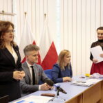 Podpisanie umów na realizację przez organizacje pozarządowe działań z zakresu pomocy społecznej. Na zdjęciu Agata Wojtyszek - wojewoda świętokrzyski i Krzysztof Słoń - senator RP / Marzena Mąkosa / Radio Kielce