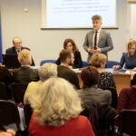 Podpisanie umów na realizację przez organizacje pozarządowe działań z zakresu pomocy społecznej. Na zdjęciu Agata Wojtyszek - wojewoda świętokrzyski i Krzysztof Słoń - senator RP / Marzena Mąkosa / Radio Kielce