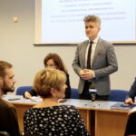 Podpisanie umów na realizację przez organizacje pozarządowe działań z zakresu pomocy społecznej. Na zdjęciu: Krzysztof Słoń - senator RP / Marzena Mąkosa / Radio Kielce