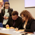 Podpisanie umów na realizację przez organizacje pozarządowe działań z zakresu pomocy społecznej. Po prawej Agata Wojtyszek - wojewoda świętokrzyski  / Marzena Mąkosa / Radio Kielce