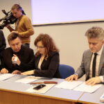 Podpisanie umów na realizację przez organizacje pozarządowe działań z zakresu pomocy społecznej. Na zdjęciu (od lewej): Krzysztof Słoń - senator RP i Agata Wojtyszek - wojewoda świętokrzyski  / Marzena Mąkosa / Radio Kielce