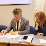 Podpisanie umów na realizację przez organizacje pozarządowe działań z zakresu pomocy społecznej. Po lewej Krzysztof Słoń - senator RP / Marzena Mąkosa / Radio Kielce