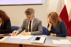 Podpisanie umów na realizację przez organizacje pozarządowe działań z zakresu pomocy społecznej. Po lewej Krzysztof Słoń - senator RP / Marzena Mąkosa / Radio Kielce