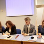 Podpisanie umów na realizację przez organizacje pozarządowe działań z zakresu pomocy społecznej. Na zdjęciu druga od  lewej Agata Wojtyszek - wojewoda świętokrzyski i Krzysztof Słoń - senator RP / Marzena Mąkosa / Radio Kielce