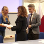 Podpisanie umów na realizację przez organizacje pozarządowe działań z zakresu pomocy społecznej. Podpisaną umowę wręcza Agata Wojtyszek - wojewoda świętokrzyski i Krzysztof Słoń - senator RP / Marzena Mąkosa / Radio Kielce