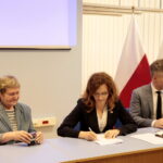 Podpisanie umów na realizację przez organizacje pozarządowe działań z zakresu pomocy społecznej. Na zdjęciu druga od lewej Agata Wojtyszek - wojewoda świętokrzyski i Krzysztof Słoń - senator RP / Marzena Mąkosa / Radio Kielce
