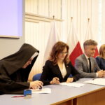 Podpisanie umów na realizację przez organizacje pozarządowe działań z zakresu pomocy społecznej / Marzena Mąkosa / Radio Kielce